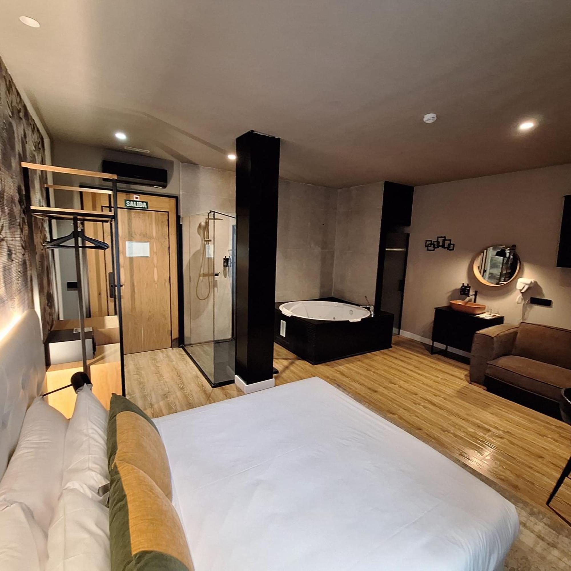 Deluxe Suite Spa Bath